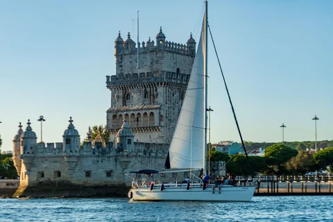 Lisbona: Tour in barca a vela al tramonto con bevande