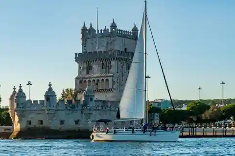 Lisbona: Tour in barca a vela al tramonto con bevande