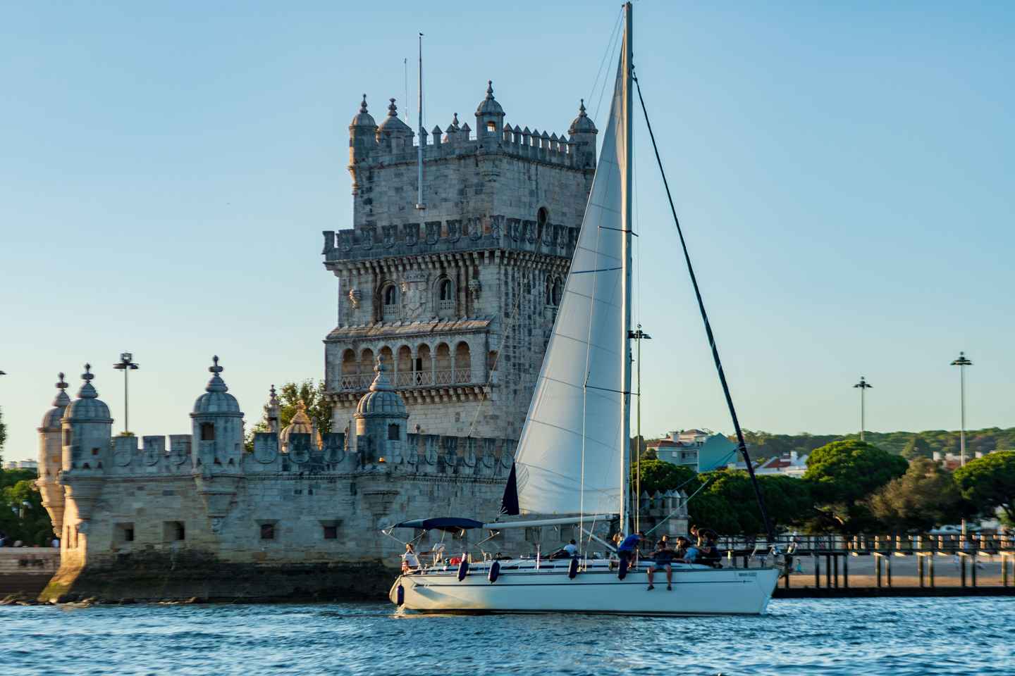 Lisbon: Sunset Sailing Boat Tour with Drinks