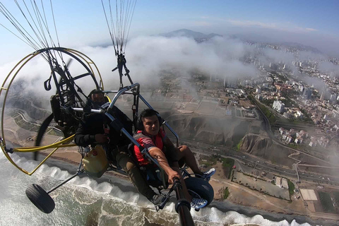 Paragliding flight with a private pilot in Costa Verde-Lima