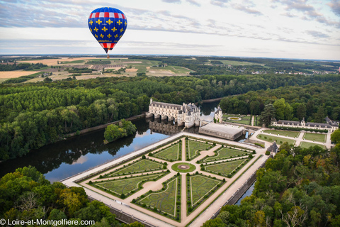 Voo de balão de ar quente sobre o Castelo de ChenonceauVoo de balão de ar quente ao nascer do sol