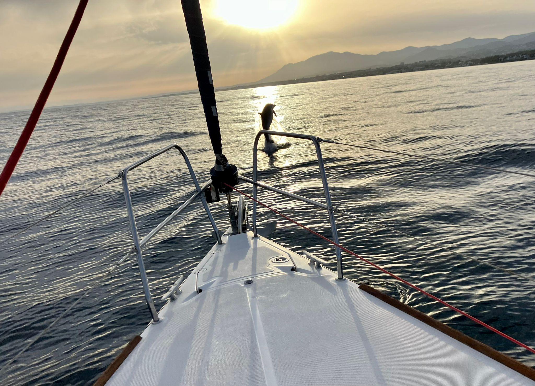 Marbella: Segelboottour bei Sonnenuntergang Getränke-Snacks, 2 Stunden