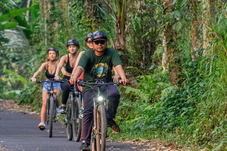 E-Bike: Terrazas de Arroz y Pueblos Tradicionales de Ubud en BicicletaE-Bike & Comida & Traslado no en Ubud