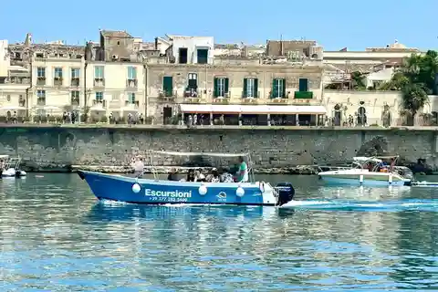 Siracusa: Tour in barca dell'isola di Ortigia e delle grotte marine con bevande