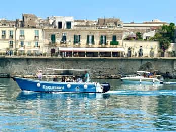 Syrakus: Bootstour zur Insel Ortigia und zur Meereshöhle mit Prosecco