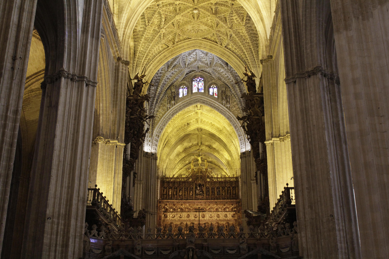 Siviglia: Tour guidato della Cattedrale e della Giralda con salto di lineaTour francese