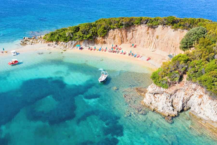 Tirana/Durrës/Golem: Saranda, Blaues Auge, Ksamil und Bootstour. Foto: GetYourGuide Tirana/Durrës/Golem: Saranda, Blaues Auge, Ksamil und Bootstour. Foto: GetYourGuide