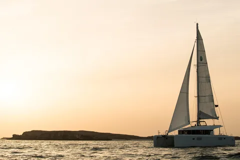 Crociera al tramonto in catamarano a Muscat