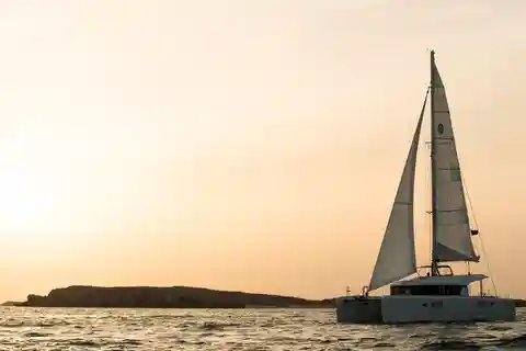 Crociera al tramonto in catamarano a Muscat