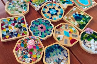 Hongkong: Workshop zur Herstellung von Mosaik-Untersetzern im Art Village