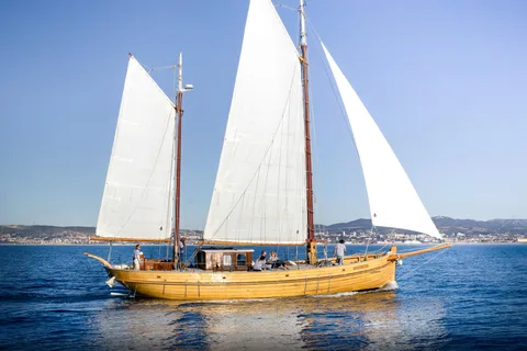 Día de navegación en el corazón de las Calanques con comida