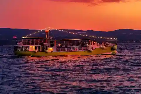 Omiš: Båttur i solnedgången till Pučišća (ön Brač) med middag