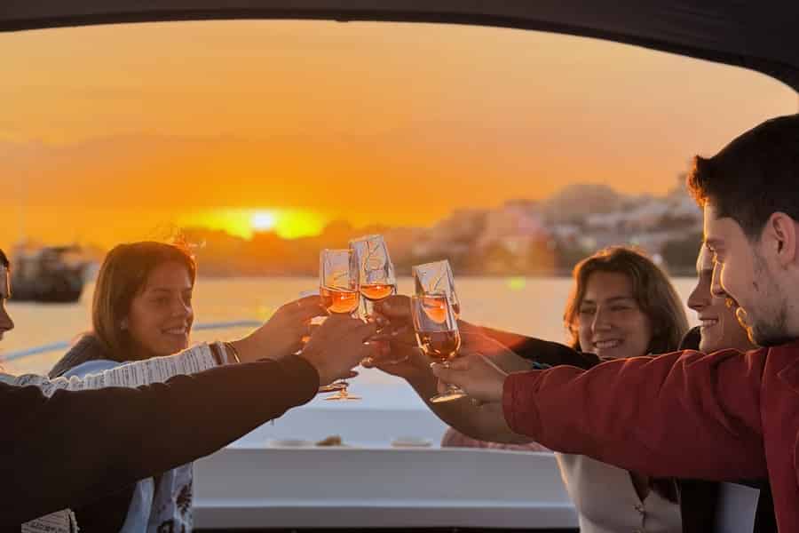 Porto: Bootsfahrt auf dem Douro in einer Kleingruppe mit 3 Weinen, Sonnenuntergangsoption. Foto: GetYourGuide Porto: Bootsfahrt auf dem Douro in einer Kleingruppe mit 3 Weinen, Sonnenuntergangsoption. Foto: GetYourGuide