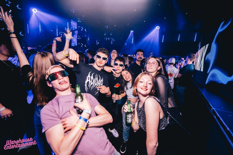 Pub Crawl z shotami i klubem nocnym w PradzePraga: Bar Crawl z przewodnikiem z shotami i wejściem do klubu nocnego