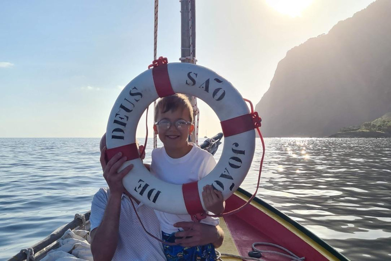 Câmara de Lobos: Unvergesslicher Sonnenuntergang auf einem typischen Xavelha-BootCâmara de Lobos: Unvergesslicher Sonnenuntergang auf einem typischen Boot namens Xavelha