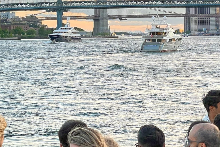 NYC Sunset, Music &amp; Statue of Liberty Sightseeing CruiseZonsondergang in NYC, muziek en rondvaart langs het Vrijheidsbeeld