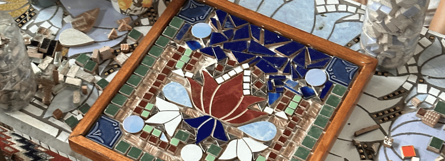 Sanctuaire artistique près de la plage à Bali : atelier mosaïque