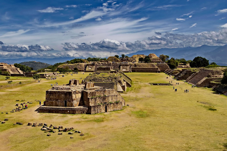 Oaxaca: Private Monte Albán Tour with Zapotec Tombs & Crafts