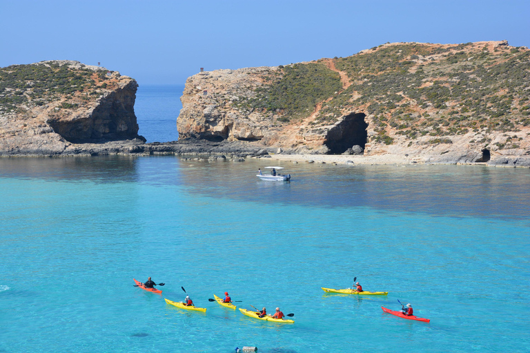 Gozo: Avventura guidata in kayak a Comino e alla Laguna Blu