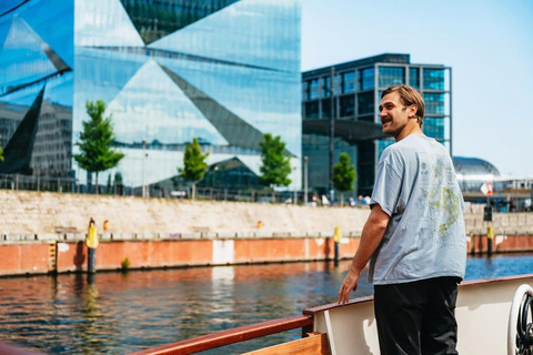 Berlin: 1h Boutiquestyle-Cruise on the Historic Hemingway 75-minute Sundown Aperitif Tour