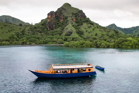Labuan Bajo: Sea Trip on Kimochi Wooden Boat With Photo Full-Day Tour with Documentation