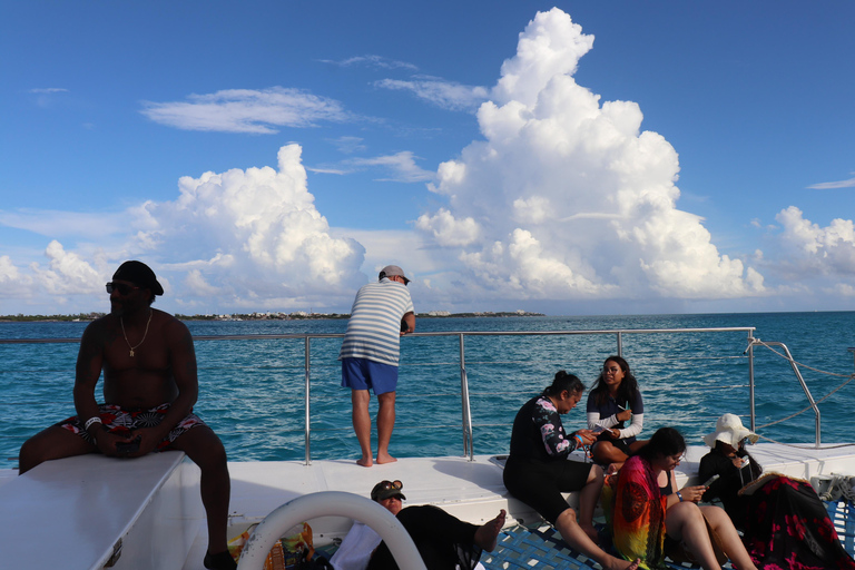 Cancun: Isla Mujeres Catamaran Cruise with Snorkeling