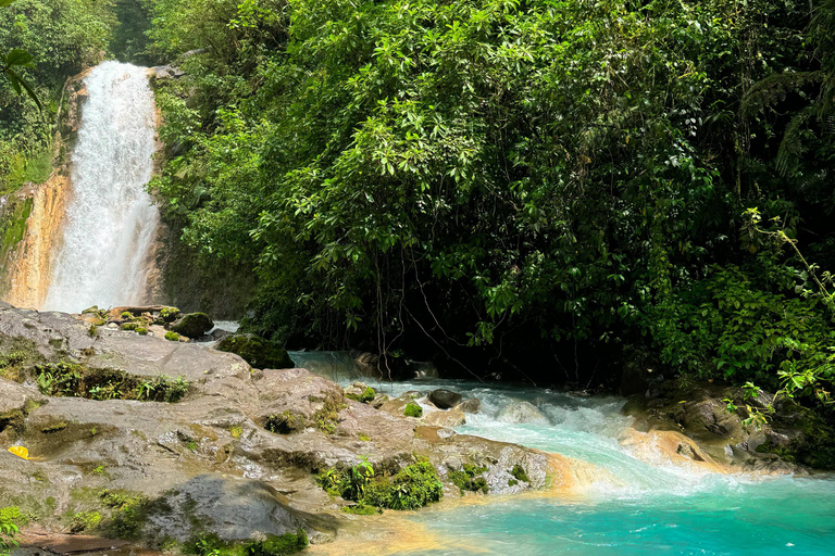 De San José: tour privado às Cataratas Azuis com cachoeira escondidaDe San José: excursão privada às Cataratas Azuis com cascata escondida