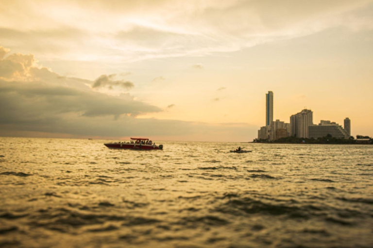 Carthagène : visite de la baie avec open bar, coucher de soleil et discothèqueCarthagène : excursion dans la baie avec open bar, coucher de soleil et soirée disco