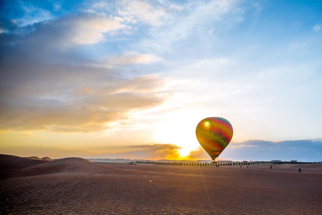 Dubai: ballonvaart bij zonsopgang boven de woestijn
