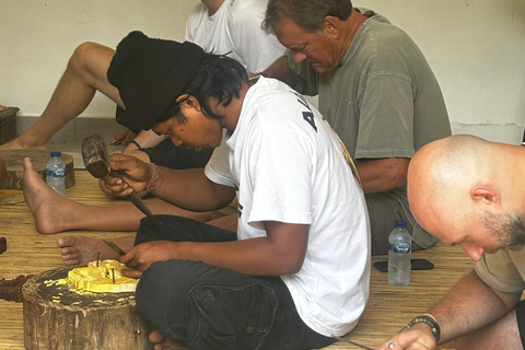 Experiência de escultura em madeira em Ubud