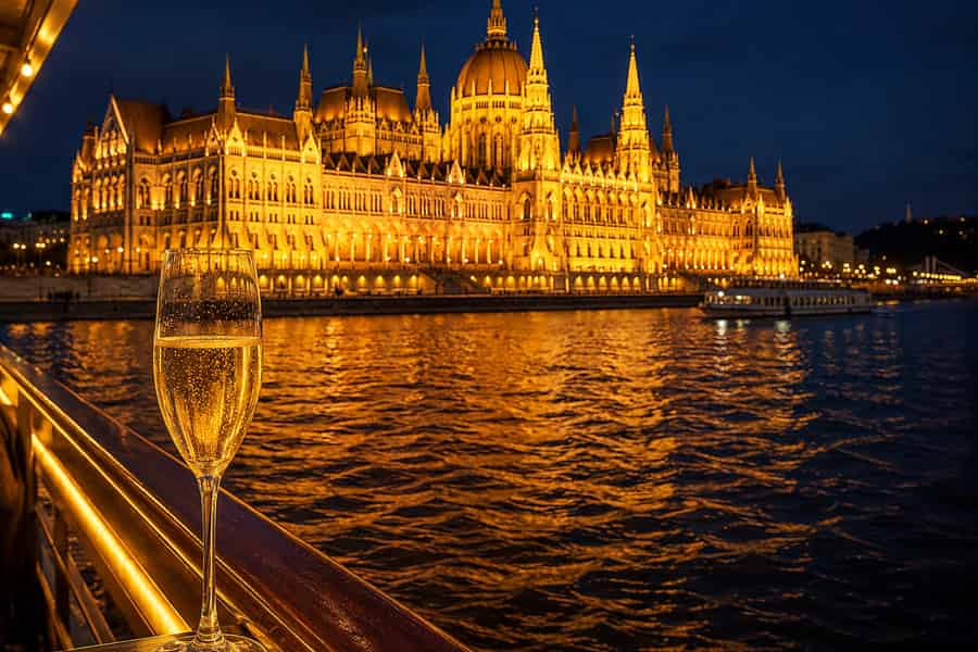 Budapest: Panorama-Donau-Bootsfahrt mit unbegrenzten Getränken. Foto: GetYourGuide Budapest: Panorama-Donau-Bootsfahrt mit unbegrenzten Getränken. Foto: GetYourGuide