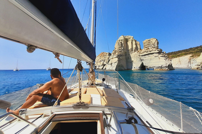 Milos : Croisière privée d&#039;une journée vers Kleftiko avec déjeunerCroisière privée d&#039;une journée vers les grottes de Kleftiko