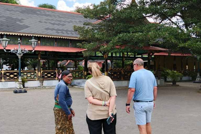 Yogyakarta Palace and Watercastle Guided Tour Private Transfer: Palace & Water castle Guided Tour