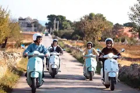 Tour della Puglia in Vespa: visita Polignano a Mare, Conversano e Monopoli