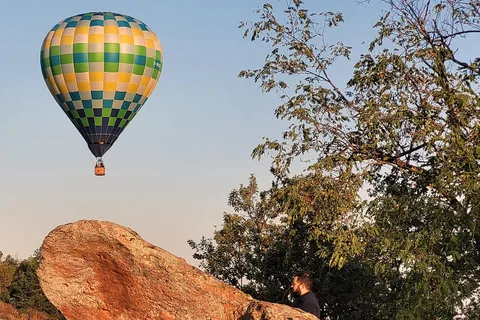 Belogradchik: Gefesselter Flug über den Felsen