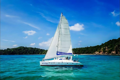 Phuket: Katamarankryssning med lunch på Korall- och Rachaöarna