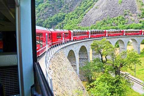 Depuis Milan : Excursion d'une journée à St Moritz et dans les Alpes avec le train rouge de la Bernina