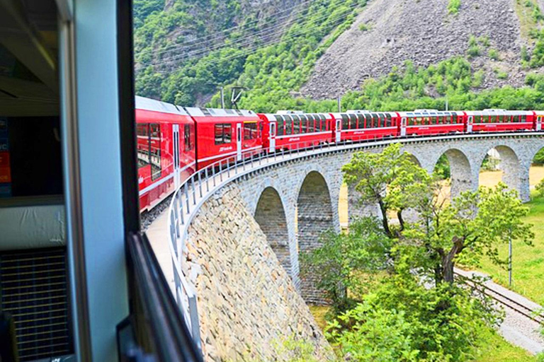 Depuis Milan : Excursion d'une journée à St Moritz et dans les Alpes avec le train rouge de la Bernina