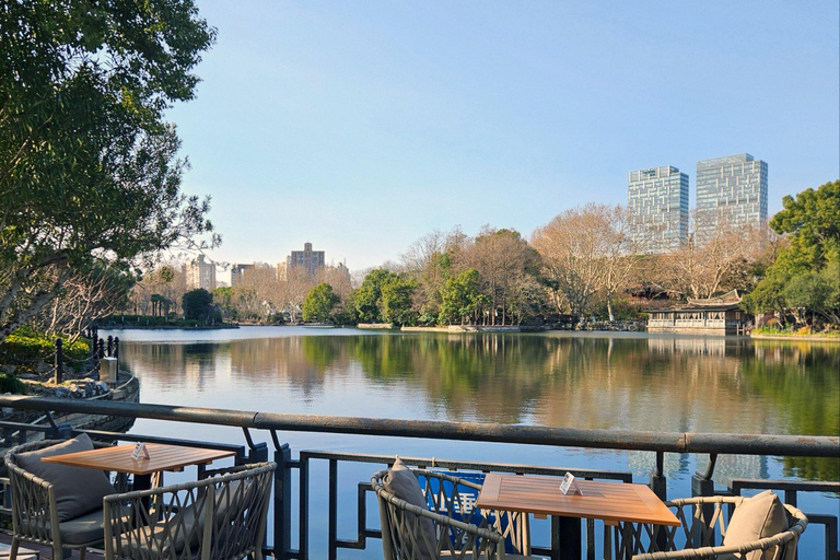 Shanghai: Local Food Market and Park Walking Tour