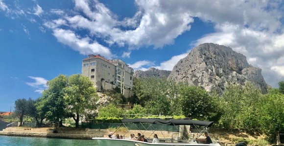 Omiš: 2-stündige Fahrt mit dem Glasboot auf dem Fluss Cetina und Besuch des Biergartens Omiš: 2-stündige Fahrt mit dem Glasboot auf dem Fluss Cetina und Besuch des Biergartens