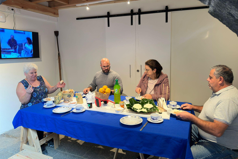 Capelas, Fenais da Luz, dégustations et expériences traditionnellesCapelas, Fenais da Luz, Dégustations et Expériences Traditionnelles