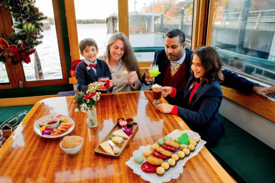 NYC: Sightseeing Holiday Cruise mit Drink. Foto: GetYourGuide