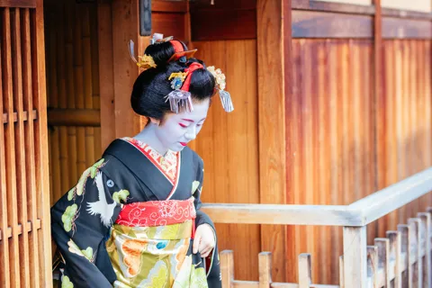 Kyoto: Gion Walking Tour, Geisha Show and Japanese Game