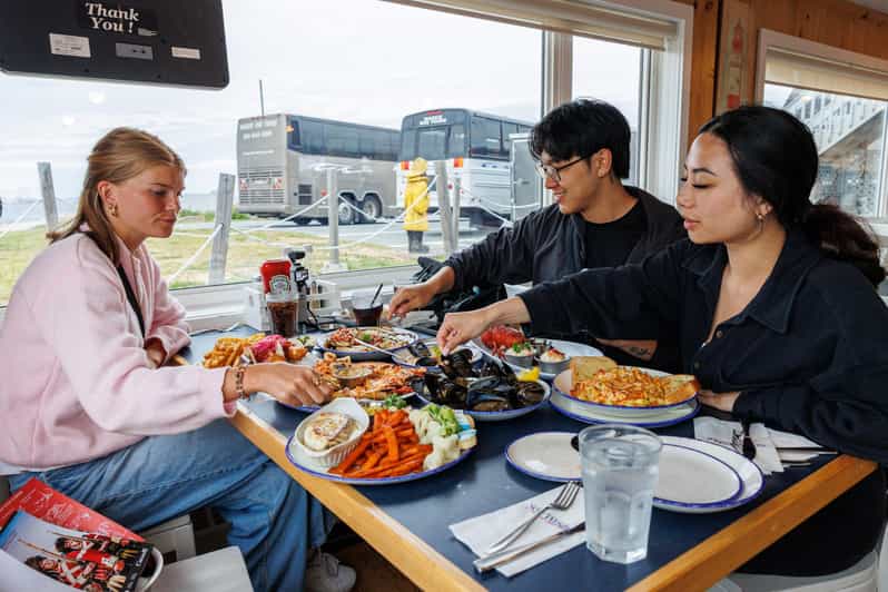 Halifax: Peggy's Cove Small Group Night Tour with Dinner