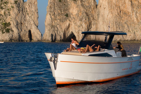 Van Positano: privétour naar Capri op een Gozzo-boot uit 2023Capri privétour vanuit Positano by_ NIEUW Gozzo 35ft | 2023