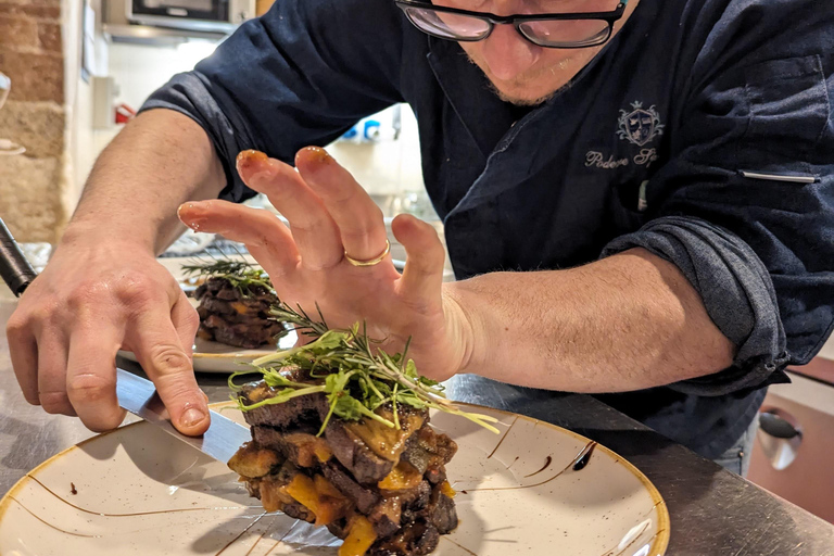 Gemensam middag i en gammal toskansk bondgård