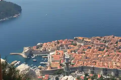 Dubrovnik: Soluppgångsvandring på berget Srđ + soluppgångsyoga vid utsiktspunkten.