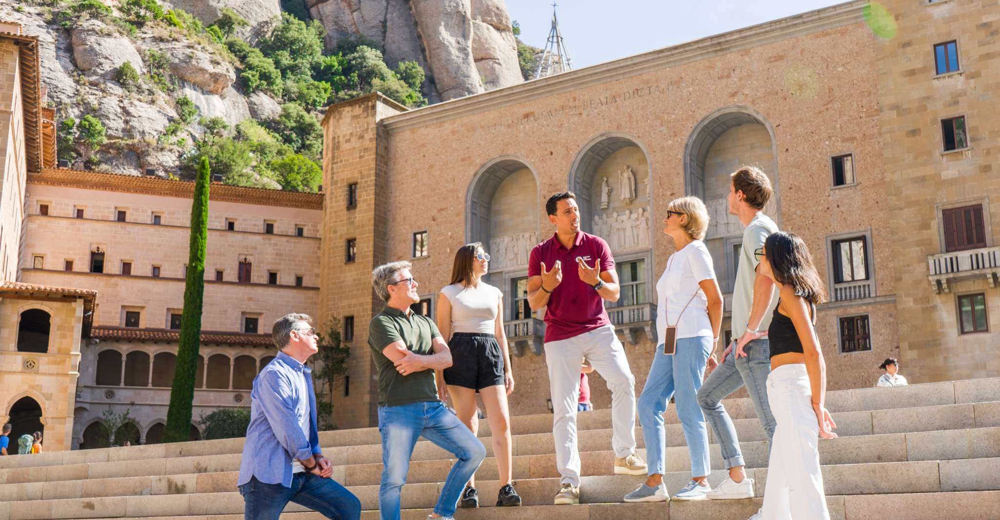 Aus Barcelona, ​​halbtägiger Montserrat-Erfahrung - Housity