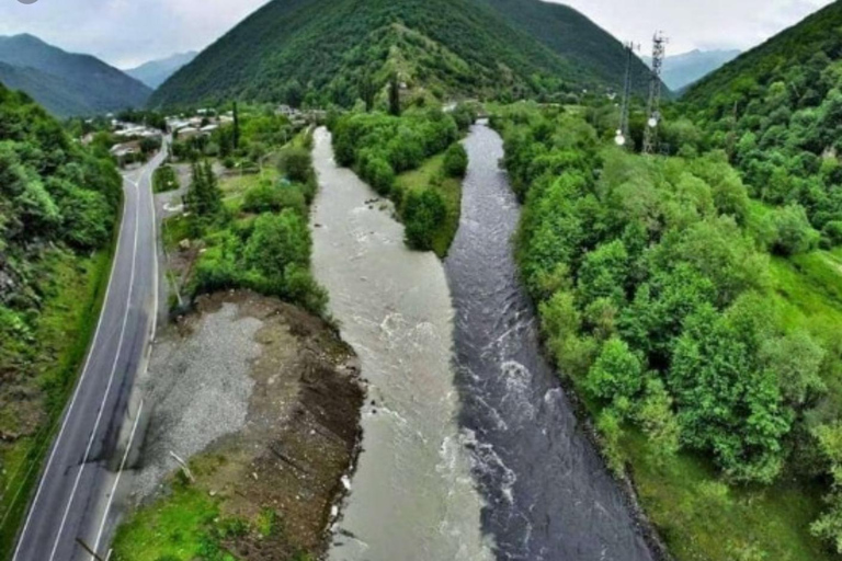 Kazbegi...Kaukasusbergen... Guidad dagsutflykt...