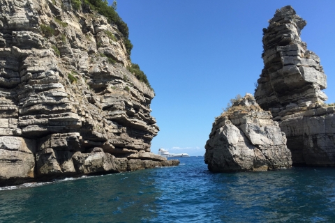 Z Praiano: prywatny rejs z przewodnikiem po wybrzeżu Amalfi z napojamiŁódź rekreacyjna o długości 28-32 stóp